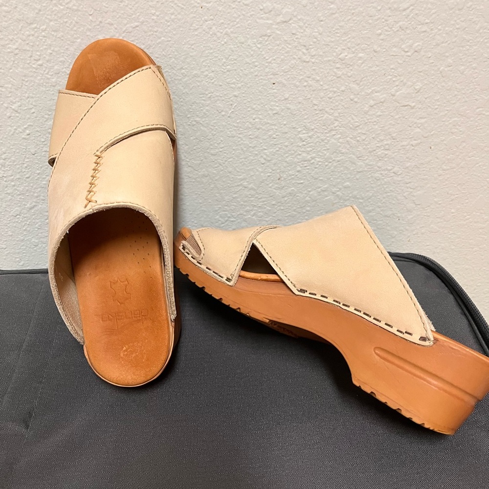 Dansko sandals, Tan, Sz. 39 or 8.5; lightly used, like new.